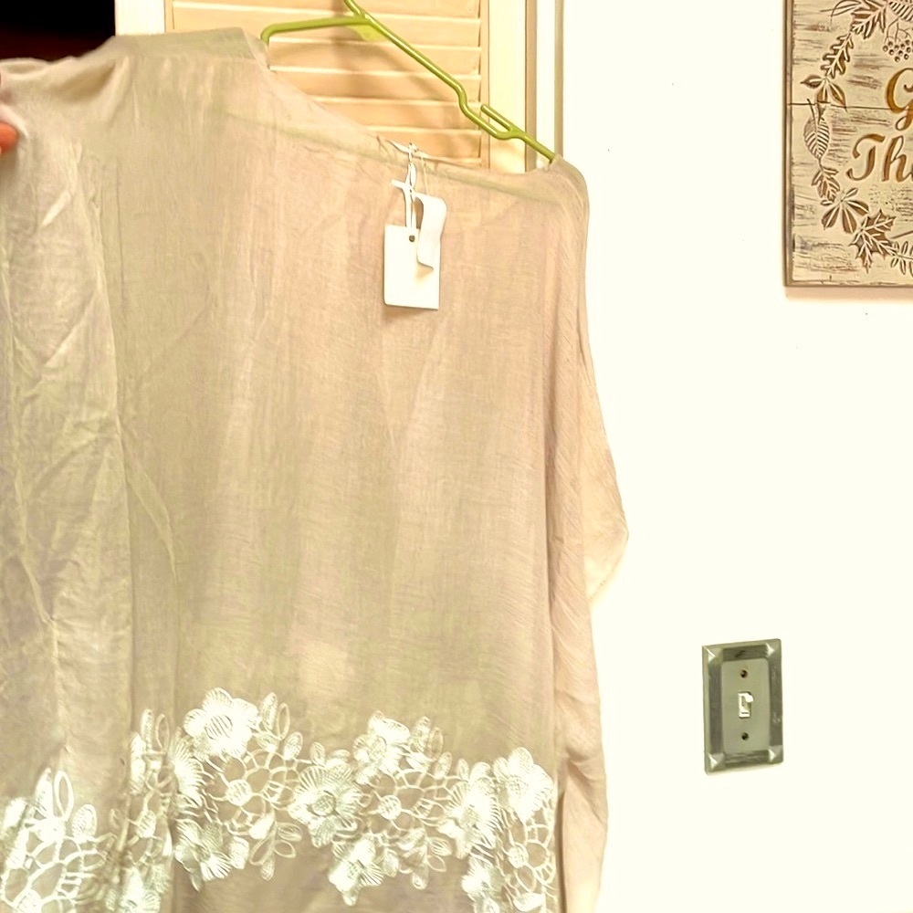 TAN PULLOVER STYLE TOP WITH WHITE EMBROIDERY FLOWERS 🌺 29”Pit x36”